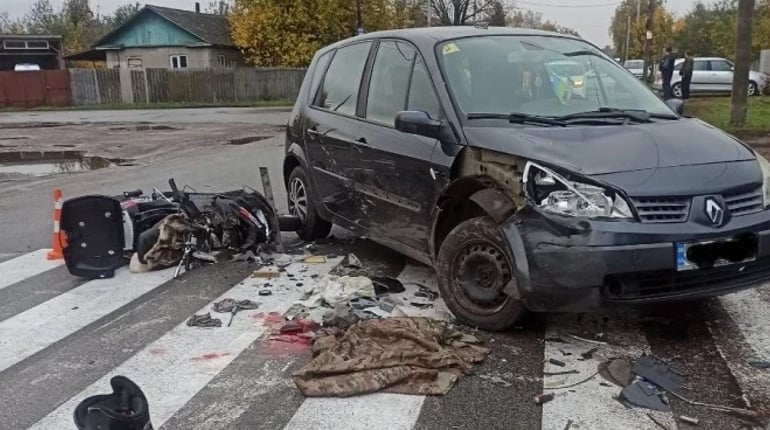У Мені зіткнулися Renault і скутер: водія двоколісного госпіталізували у тяжкому стані