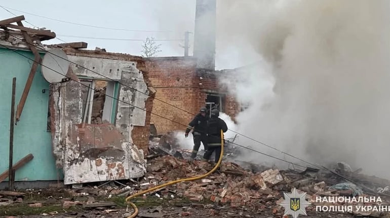 Ворожий дрон атакував село Менської громади: пошкоджені автівки та будинок