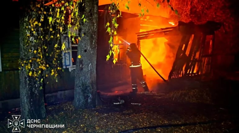 Росіяни атакували Чернігівщину: троє цивільних постраждали, у громадах горіли будинки