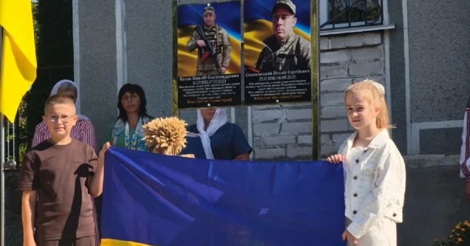 У Хомутинцях на території церкви встановили пам’ятні дошки на честь полеглих воїнів-односельчан
