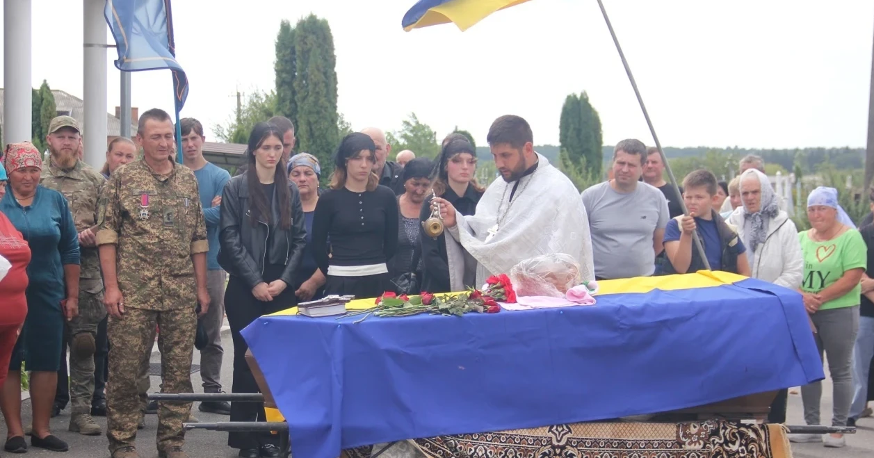 На труну, де не було тіла сина, батько поклав берета танкістів: в Іванові вшанували полеглого воїна