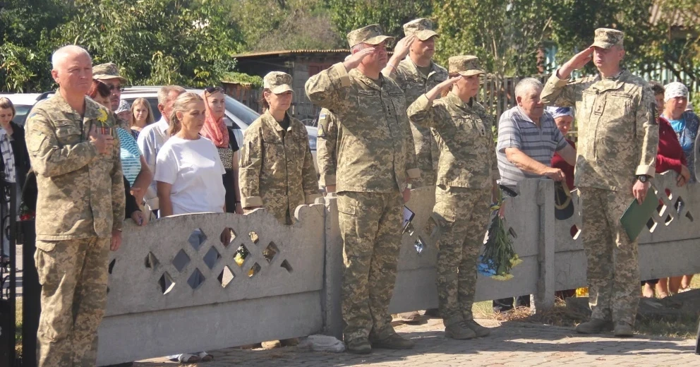 Така важлива для пам’яті хвилина: у селі Іванівської громади щодня вшановують полеглих на війні