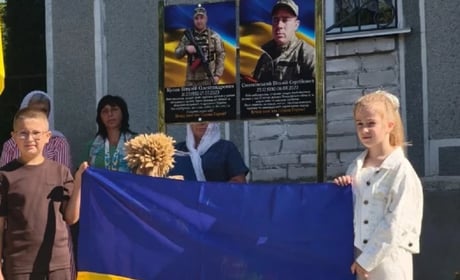 У Хомутинцях на території церкви встановили пам’ятні дошки на честь полеглих воїнів-односельчан