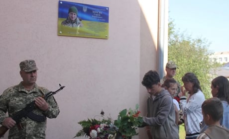 У Гущинцях увічнили пам’ять полеглого земляка