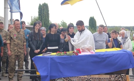 На труну, де не було тіла сина, батько поклав берета танкістів: в Іванові вшанували полеглого воїна