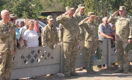 Така важлива для пам’яті хвилина: у селі Іванівської громади щодня вшановують полеглих на війні