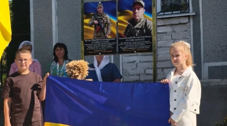 У Хомутинцях на території церкви встановили пам’ятні дошки на честь полеглих воїнів-односельчан