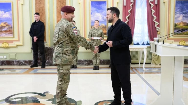Президент України вручив сертифікат на квартиру Герою України з Калинівщини