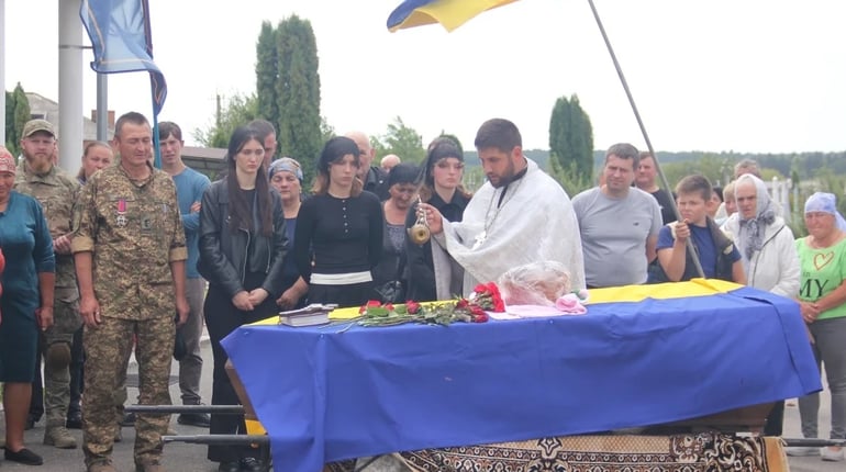 На труну, де не було тіла сина, батько поклав берета танкістів: в Іванові вшанували полеглого воїна