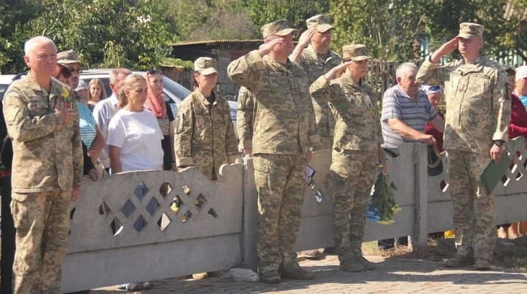 Така важлива для пам’яті хвилина: у селі Іванівської громади щодня вшановують полеглих на війні