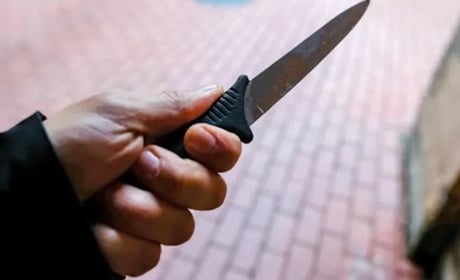 В Ізмаїлі поліцейські із застосуванням зброї затримали неадекватного чоловіка з ножем