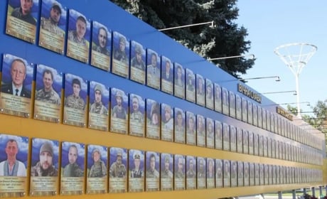 Ізмаїл схиляє голови: на Алеї Слави та біля Стенду шани вшанували полеглих воїнів