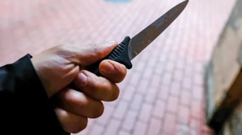 В Ізмаїлі поліцейські із застосуванням зброї затримали неадекватного чоловіка з ножем
