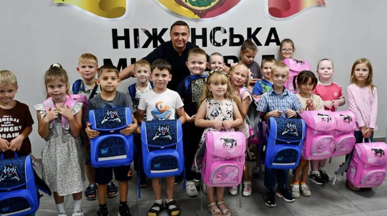 59 ніжинських дітей отримали подарунки напередодні Дня знань