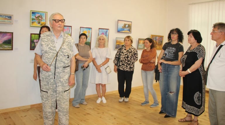 «Земля, за яку стоять»: у музеї відкрито виставку живописних робіт Анатолія Устінова