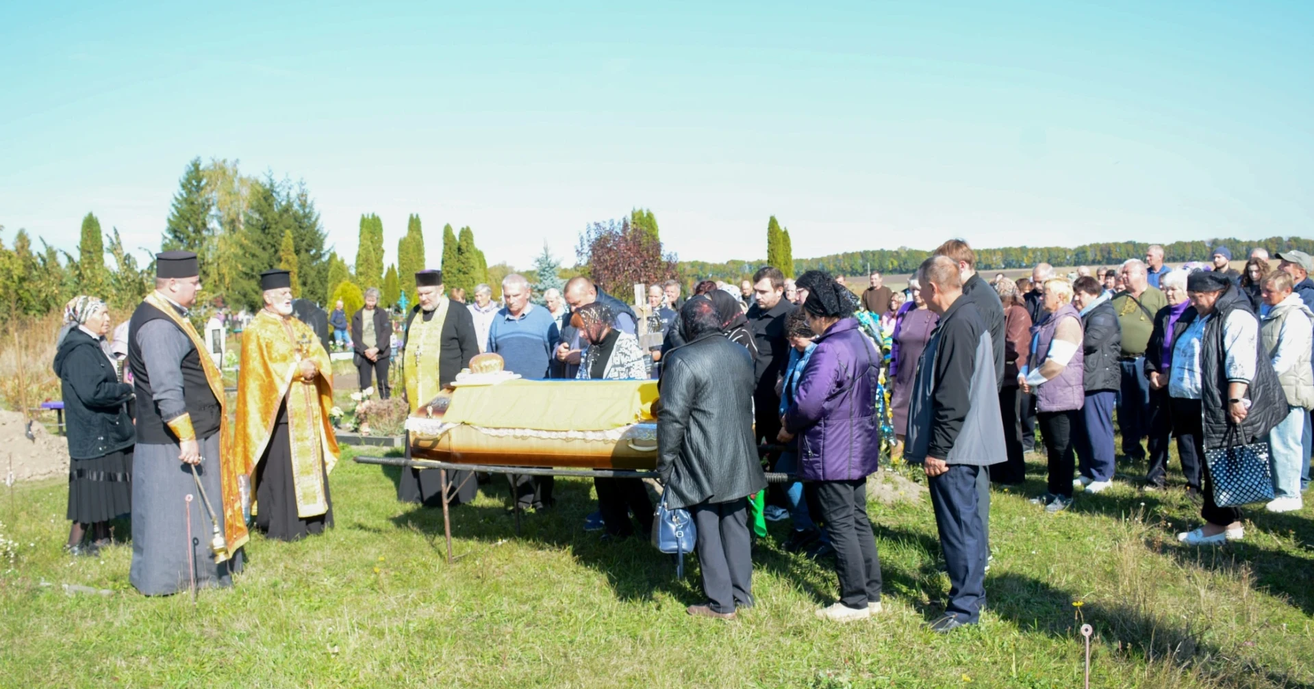 За рідну землю він згорів до тла - у Гороховому провели в останню путь воїна Віктора Дремлюгу
