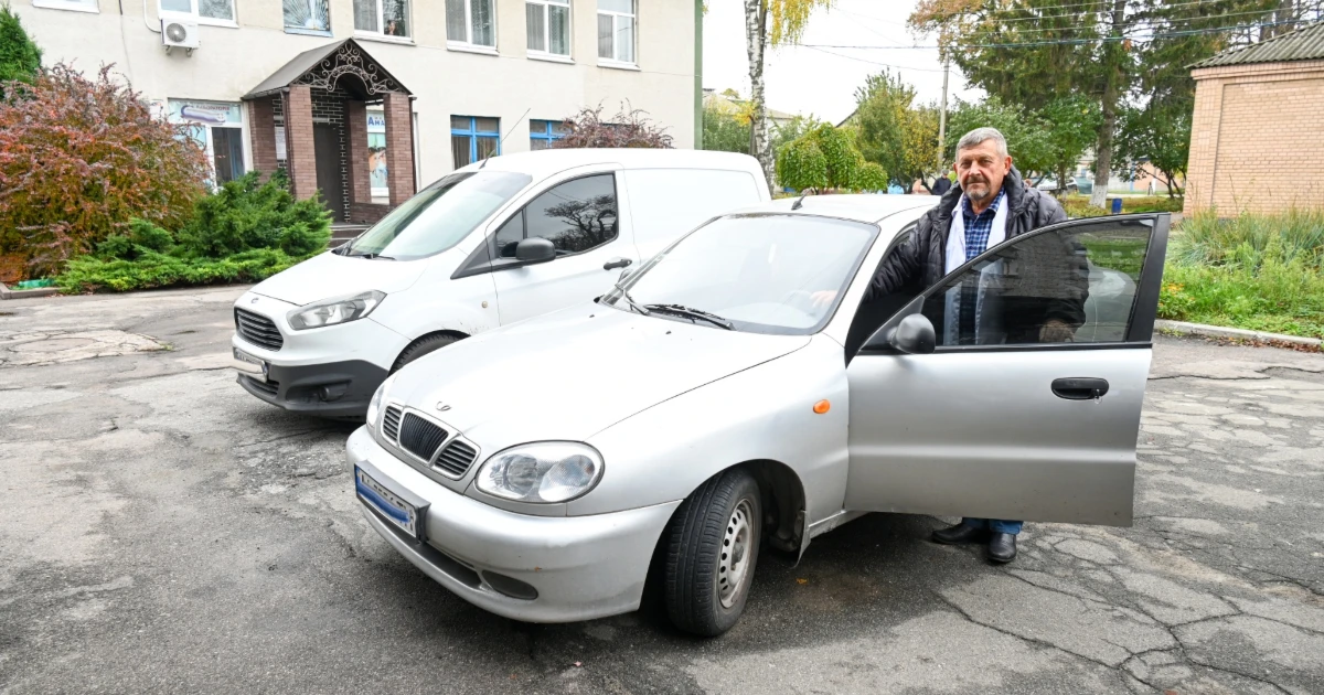 Щоб допомога була ближчою: сімейний лікар із Черняхова отримав службове авто