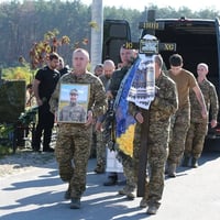 Тримав оборону на найгарячіших напрямках: в Ірпені попрощалися з воїном Віталієм Широкоступом
