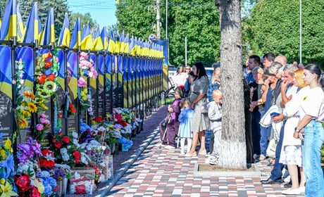 «Пам'ять, що палає свічею»: у Кагарлику вшанували загиблих Захисників України та вручили нагороди