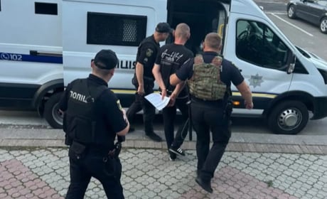 В Ліщинці на Кагарличчині чоловік погрожував ножем односельцям, трощив майно та вдарив старосту