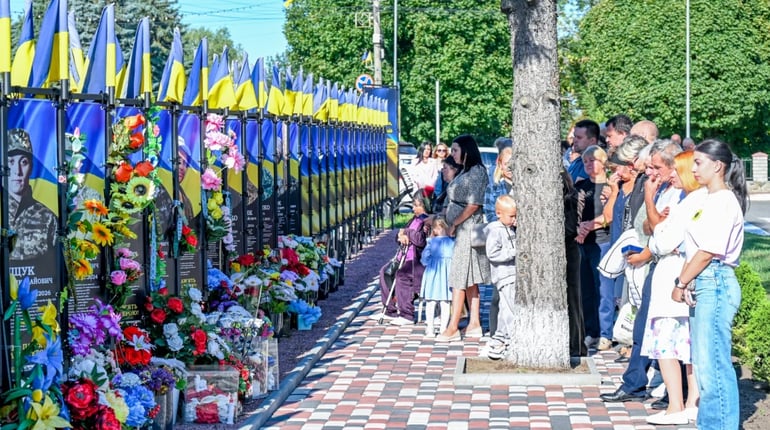 «Пам'ять, що палає свічею»: у Кагарлику вшанували загиблих Захисників України та вручили нагороди