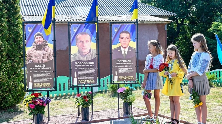 У Демівщині вшанували Героїв-земляків: відкрили Алею Слави та меморіальну дошку