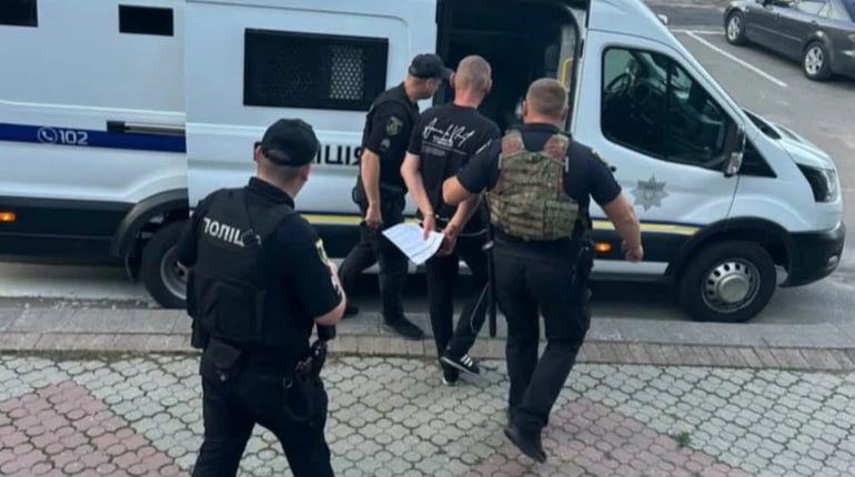 В Ліщинці на Кагарличчині чоловік погрожував ножем односельцям, нищив майно та вдарив старосту