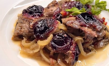 Куряча печінка зі сливами та карамелізованою цибулею: простий рецепт
