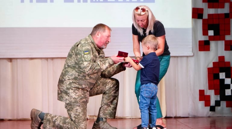 Родинам воїнів вручили посмертні державні ордени та військові відзнаки Героїв Преяславщини