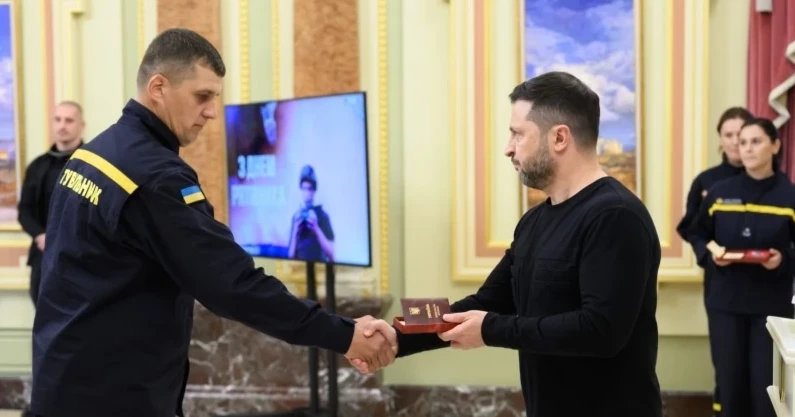 Президент нагородив рятувальників Полтавського гарнізону з нагоди Дня рятівника медалями та орденами
