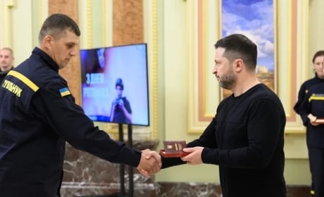 Президент нагородив рятувальників Полтавського гарнізону з нагоди Дня рятівника медалями та орденами