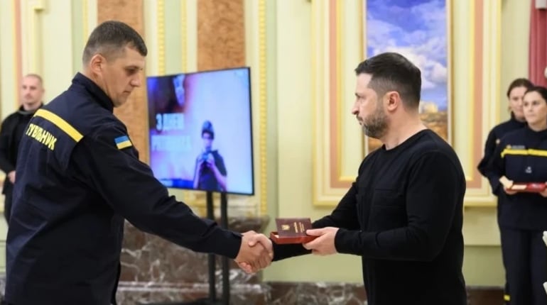Президент нагородив рятувальників Полтавського гарнізону з нагоди Дня рятівника медалями та орденами