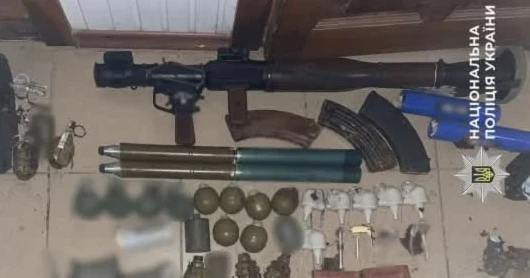 Поліцейські Золотоніщини вилучили зброю та гранати, які чоловік зберігав незаконно