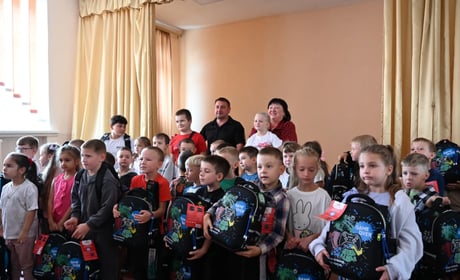 У перший клас з двома ранцями: подарунок для золотоніської малечі