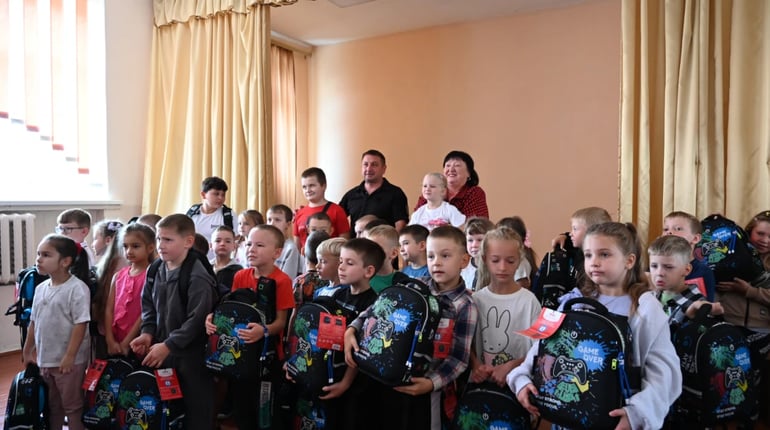 У перший клас з двома ранцями: подарунок для золотоніської малечі