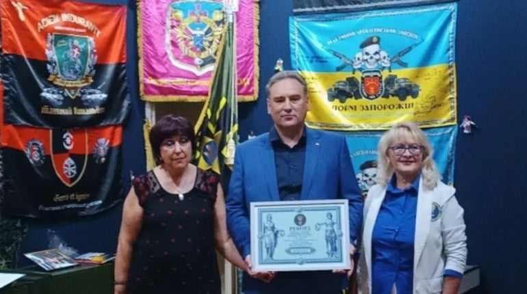 У Черкасах встановили рекорд України з найбільшою колекцією прапорів для військових