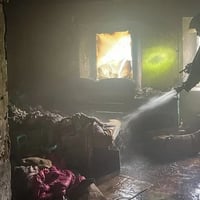 На Миколаївщині чоловік виніс із палаючого будинку двох дітей