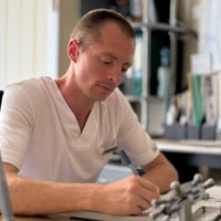 «Краще прийти з дрібницею, ніж чекати, доки «саме мине»: у Первомайську приймає дитячий хірург
