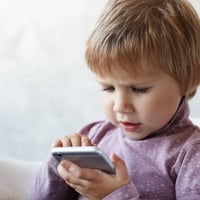Мультики, смартфон і дитина: скільки екранного часу дозволяти до 5 років