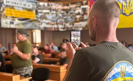 «Мені легше на передовій, ніж збирати ці папери»: про що ветерани говорили з владою Первомайська