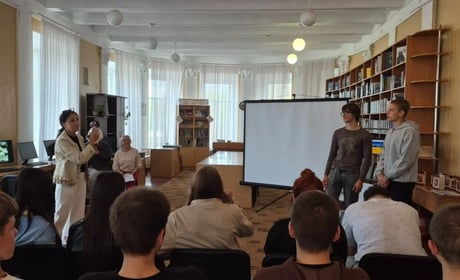У Первомайській міській бібліотеці говорили про українське кіно та Миколу Вінграновського
