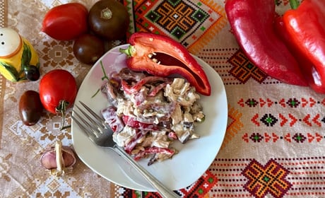 Баклажани, курка, помідор і перець: спробуйте і ви трендовий рецепт салату з синіх