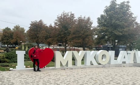У Місті на Хвилі — осінь. Про дощ, левів, тривоги, стійкість і світло: фоторепортаж з Миколаєва
