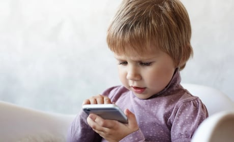 Мультики, смартфон і дитина: скільки екранного часу дозволяти до 5 років