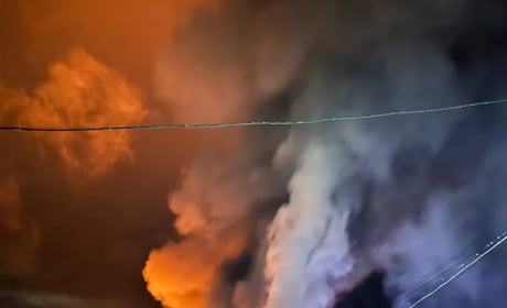 У Первомайську пожежа внаслідок атаки росіян. Горить «Епіцентр». Оновлюється