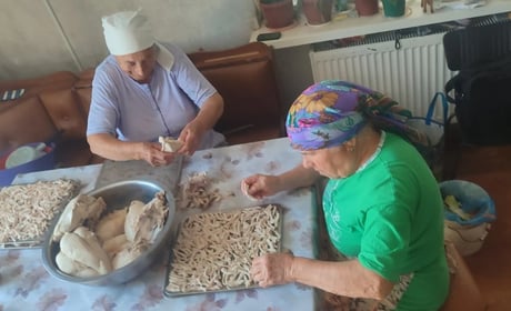 «До борщу ми додаємо любов»: як «Бандурські кухарочки» п’ятий рік готують для військових