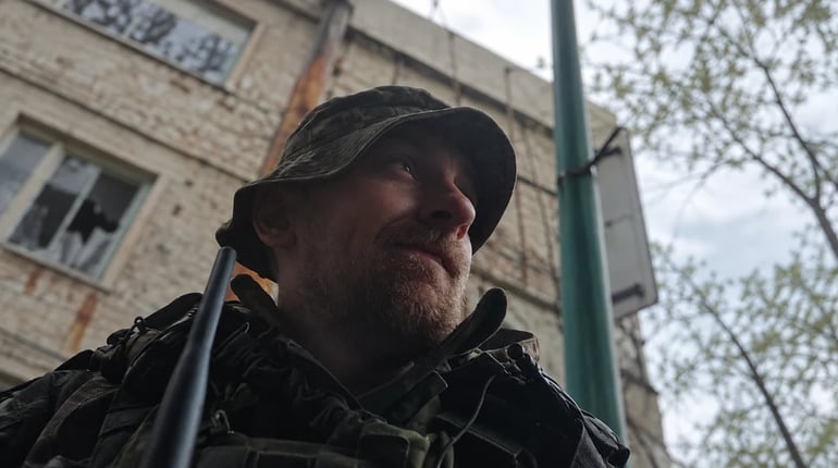 Тягач десантників стоїть через один насос. Допоможемо відремонтувати?