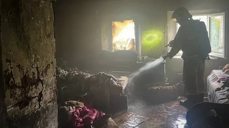 На Миколаївщині чоловік виніс із палаючого будинку двох дітей