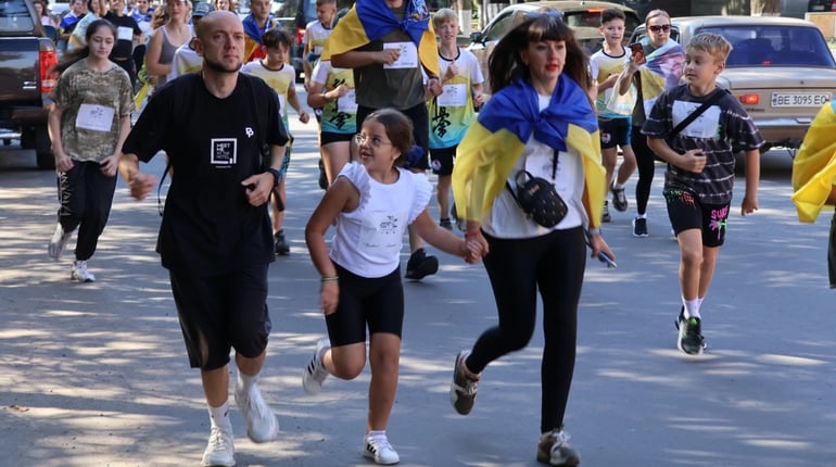 «Шаную воїнів, біжу за героїв України». У Первомайську відбувся забіг на честь полеглих захисників