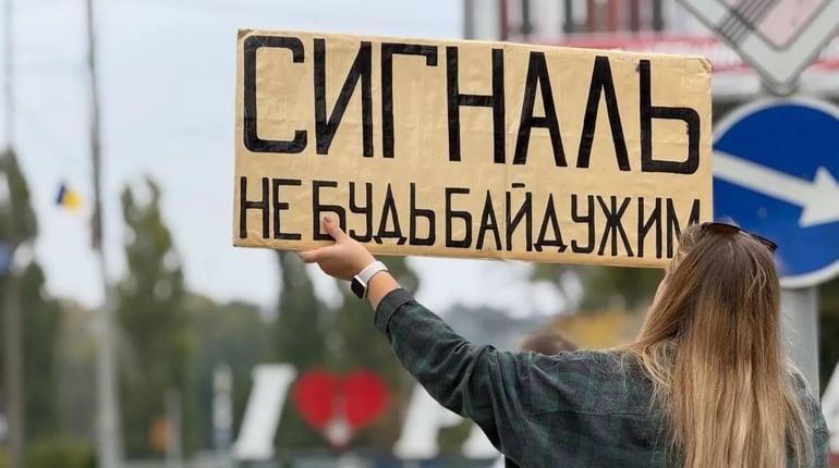 «Спиніться»: у Первомайську рідні полонених і безвісти зниклих вийшли на акцію